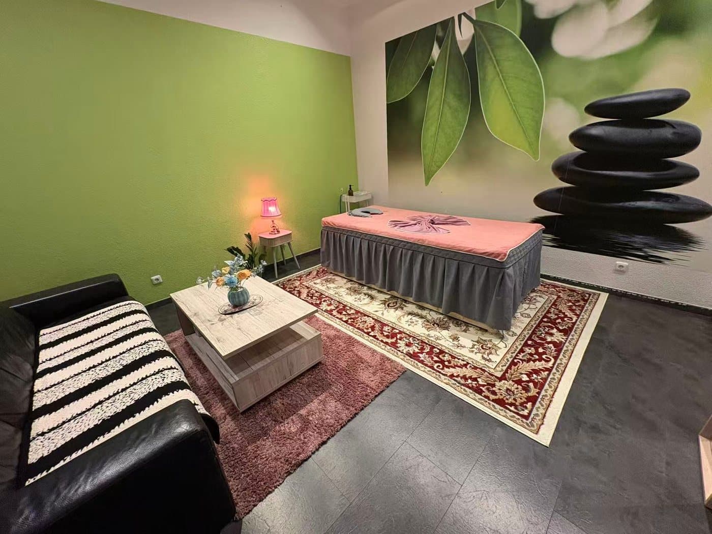 Ruhiger Behandlungsraum bei Shufu Massage mit Massageliege und Zen-Motiv an der Wand